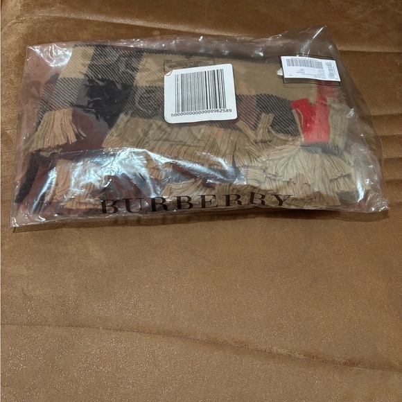 BURBERRY SCARF 230X25CM NWT
100% WOOL - Picture 7 of 9